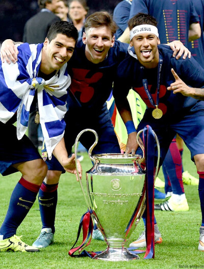 简直令人叹为观止，11年前的今天，拉姆塞打进了欧冠历史上最伟大的进球之一