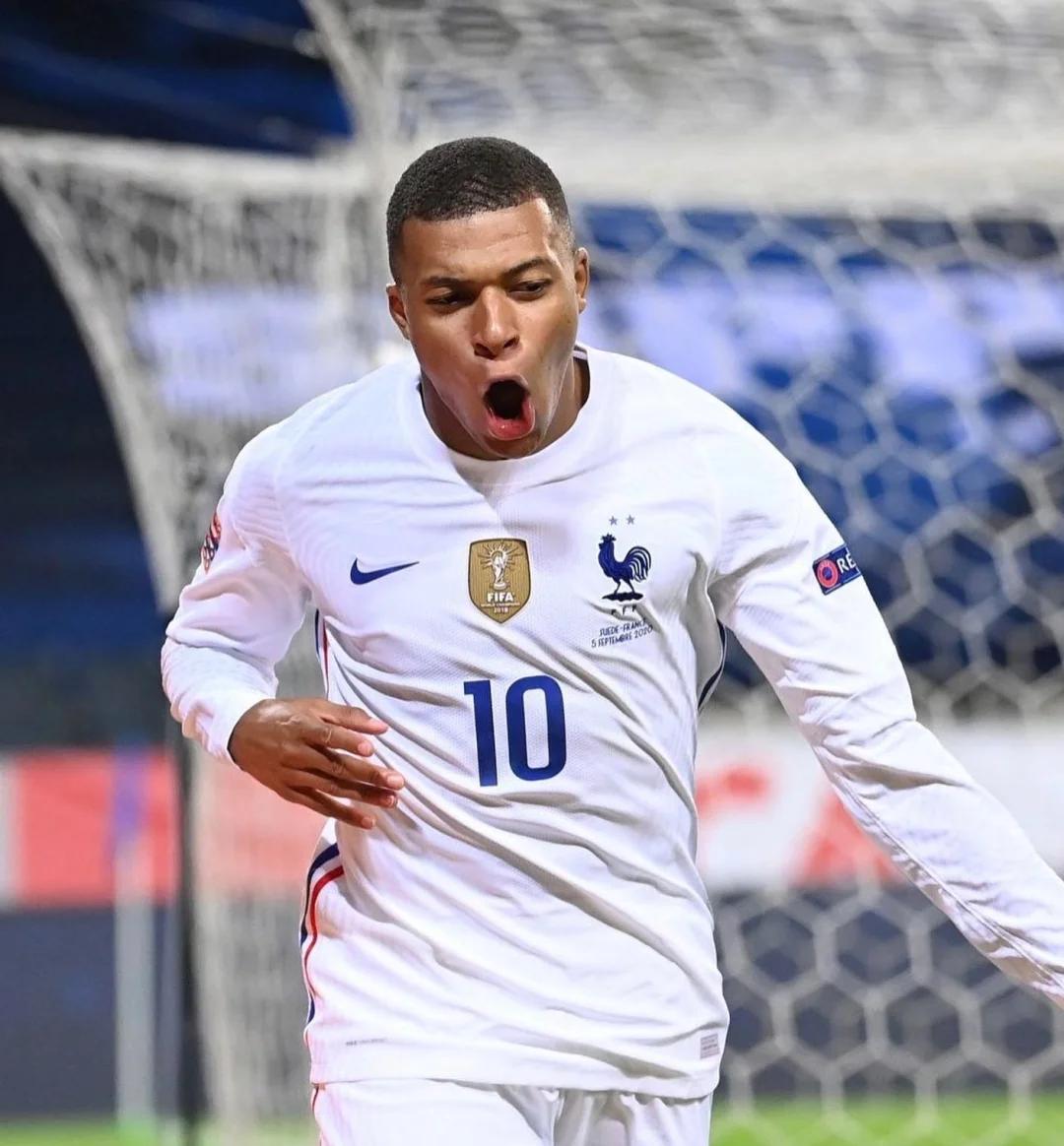 小波特连续三场比赛砍下30+&命中5个三分，篮网队史首人