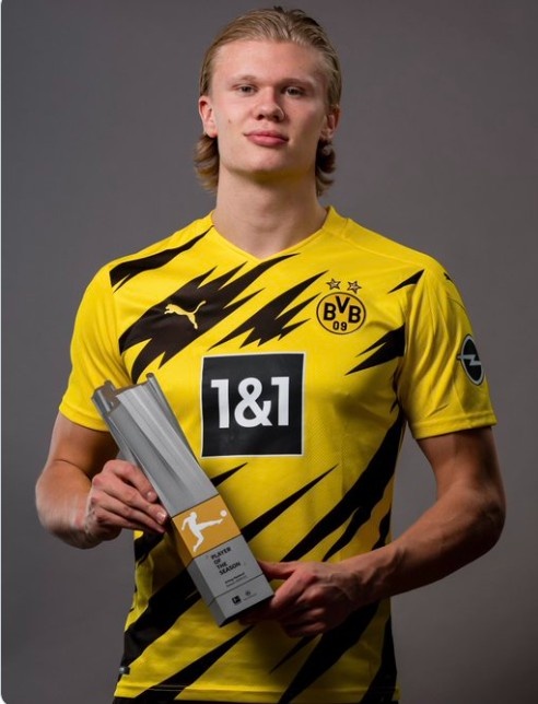 踢球者：凯恩当选2025年年度人物，他是德甲联赛的名片（《踢球者》：凯恩当选2025年度人物，被誉为德甲的门面）