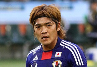 足球西甲榜首易主，冠军形势再变（西甲榜首再度易位，争冠格局重洗牌）